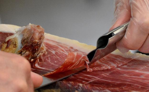 Cómo elegir y acertar con el jamón estas navidades, según la OCU