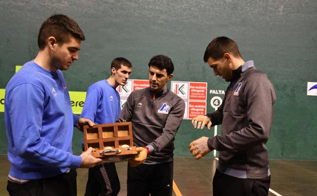 Irribarria escoge pelota más viva que Altuna III