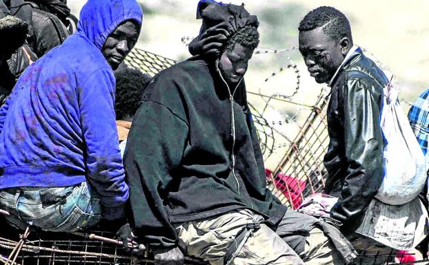 El Gobierno comienza a retirar las polémicas cuchillas de la valla fronteriza de Ceuta