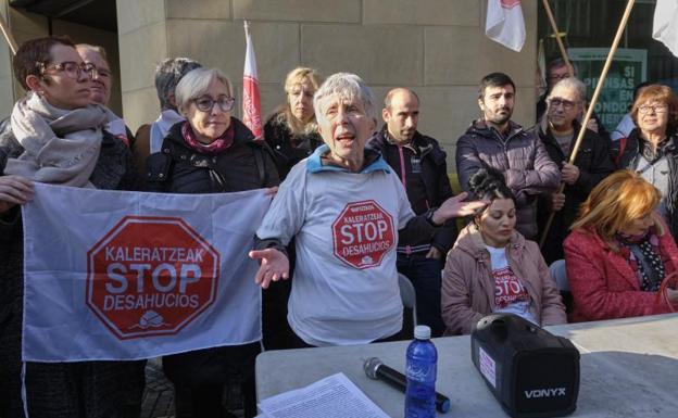 Stop Desahucios demandará a un banco por «incumplir la ley» en el caso de una familia de Pasaia