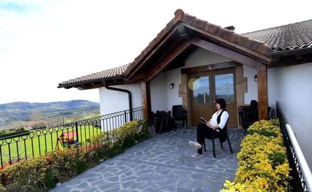 Airbnb reprocha la prohibición de viviendas turísticas en zonas rurales de Euskadi