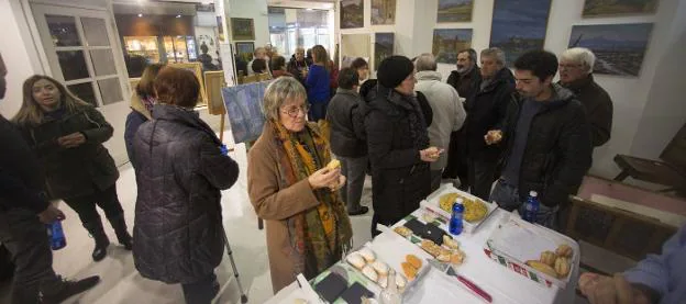 Acto inaugural. AECC Gipuzkoa ha organizado una exposición benéfica con medio centenar de obras del pintor Carlos Las Heras, fallecido en 2011. /  FOTOS DE LA HERA