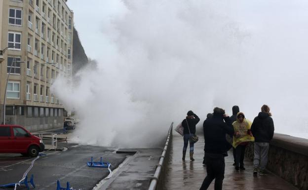 Prolongado hasta el miércoles el aviso amarillo por olas en la costa guipuzcoana
