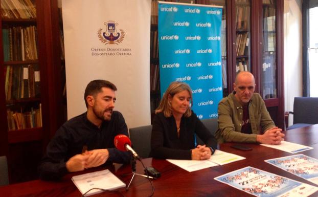 Niños que cantan para otros niños