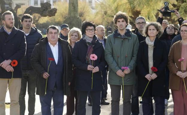Todos los grupos municipales de Donostia recuerdan con flores a las víctimas del terrorismo
