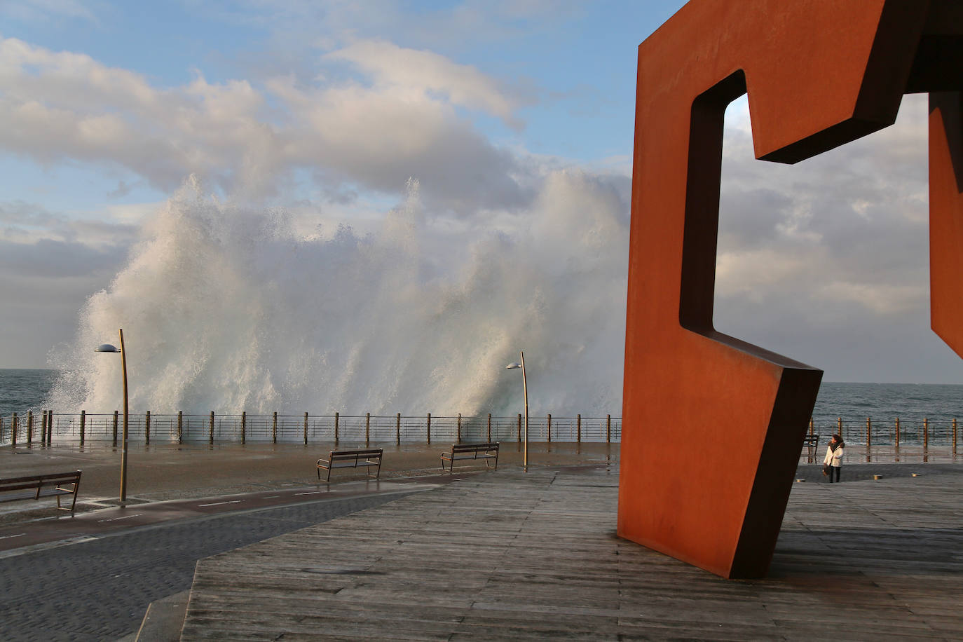 Día de lluvia y olas