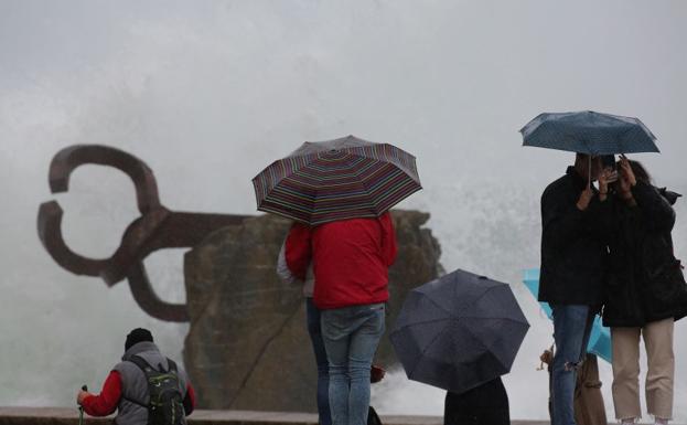 Aemet activa la alarma roja ante la previsión de olas de 9 metros este viernes en Gipuzkoa