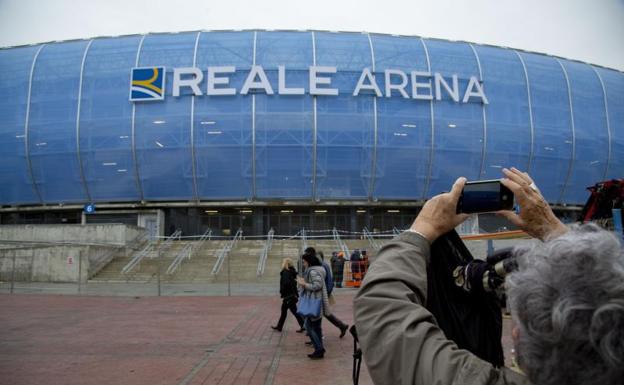 Estreno en la fachada del estadio de Anoeta