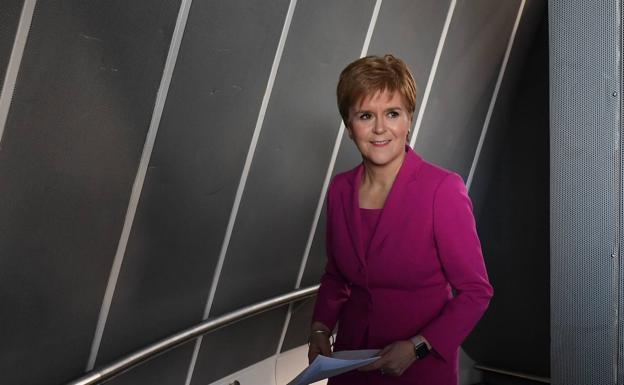 Sturgeon y Johnson avanzan hacia el choque sobre otro referéndum