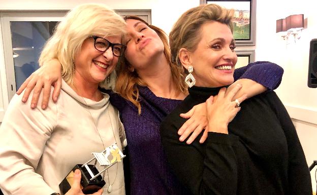 Tres damas y un cumpleaños: la noche de la teletxikita