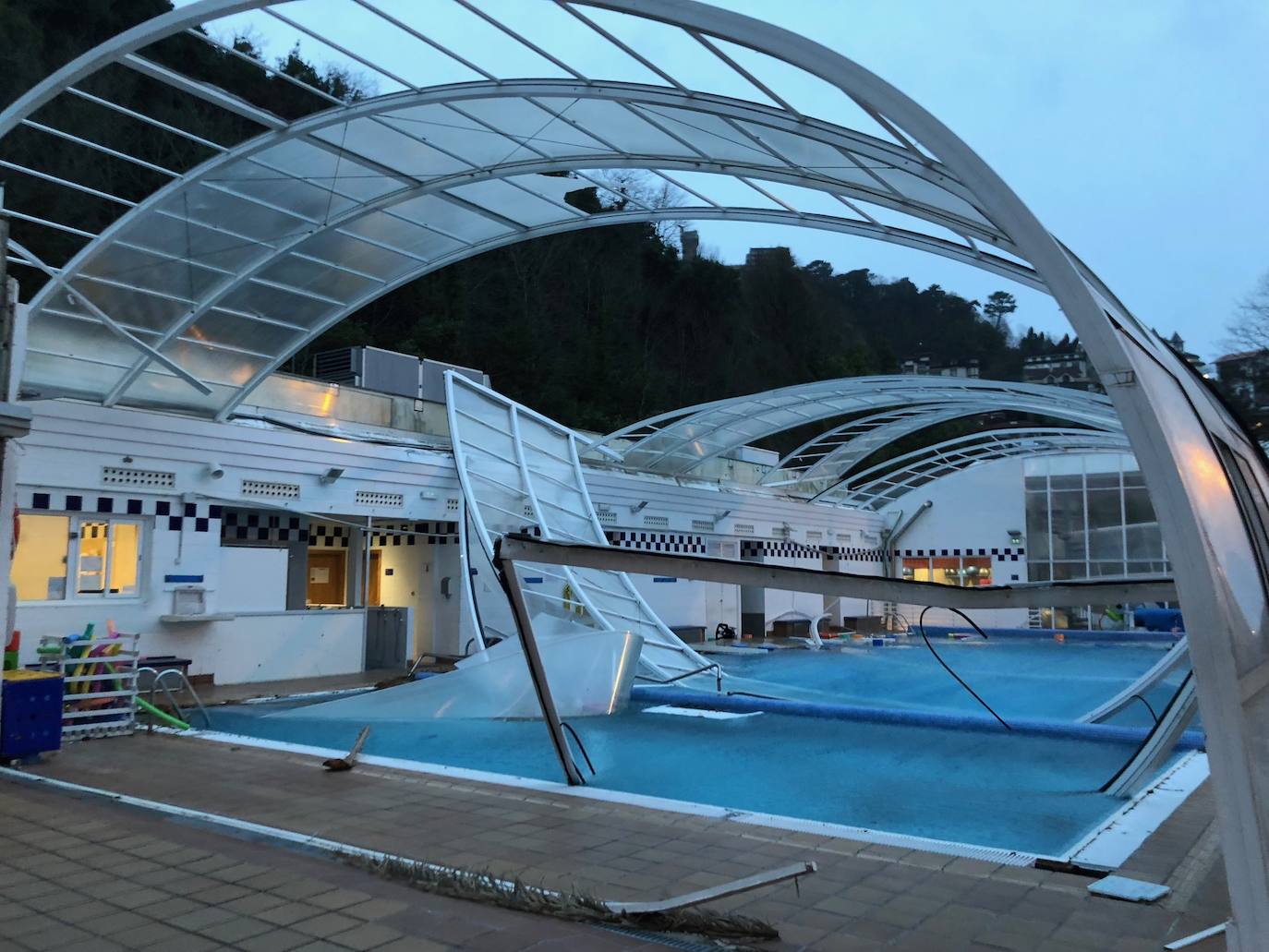 El viento desprende la cubierta del Tenis en Donostia