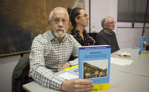 José Mª Castillo, Juncal Eizaguirre y José Monje presentaron ayer el nuevo libro. / F. DE LA HERA