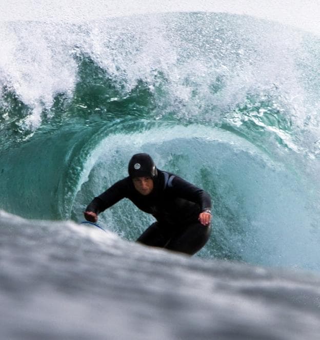 La surfista irundarra Estitxu Estremo, cogiendo una ola. /