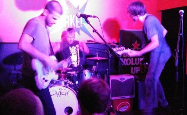 El enérgico rock de Lukiek y Pinpilinpussies recala esta noche en el Dabadaba