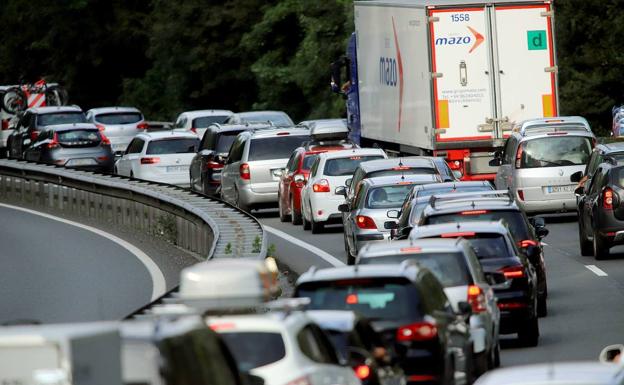 Más de 103.000 vehículos atravesarán el peaje de Irun en la operación salida de Navidad