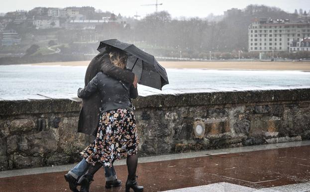 Vientos de más de 100 km/h y olas de 16 metros mantienen en alerta a Gipuzkoa