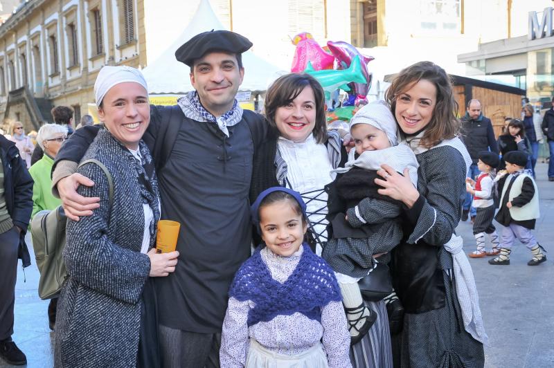 Santo Tomás multitudinario y pasado por agua en San Sebastián