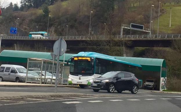 Un autocar de Lurraldebus circula con la puerta abierta entre Oñati y Arrasate