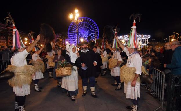 Olentzero y Mari Domingi reparten ilusión por todo Donostia