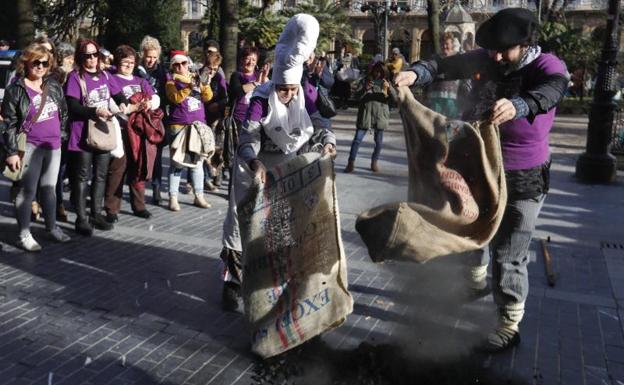 Las trabajadoras de residencias en huelga dejan carbón en la sede de Diputación