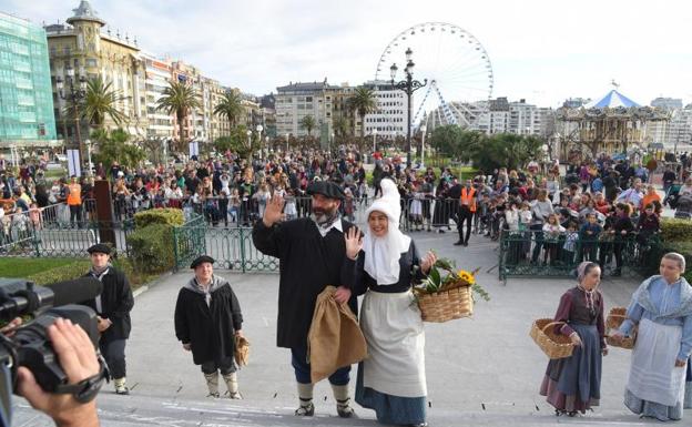 Olentzero y Mari Domingi reparten ilusión por todo Donostia