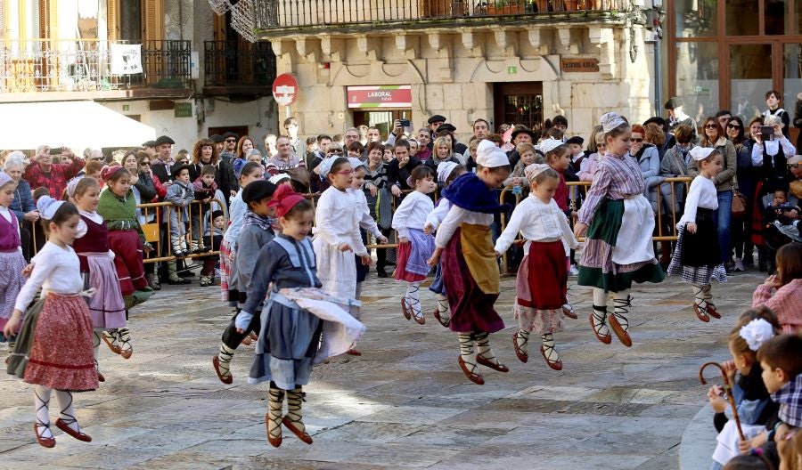 Visita de Olentzero y Mari Domingi a Lezo