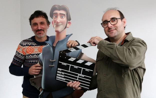 El productor ejecutivo Ricardo Ramón y el director Ángel Alonso posan con 'Elkano'. / LUSA