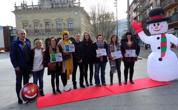 Los comerciantes premiados posaron con representantes de Mugan y del Ayuntamiento./F. DE LA HERA