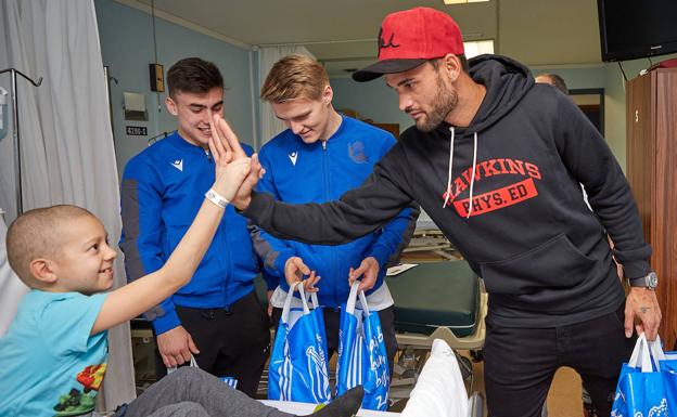 Jugadores de la Real visitan a los niños ingresados en el hospital