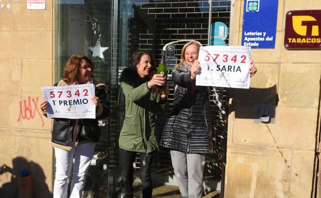 Dos décimos del 57342 devuelven el Gordo de 'El Niño' a San Sebastián 48 años después