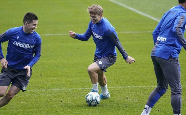 Odegaard se entrena al margen por precaución