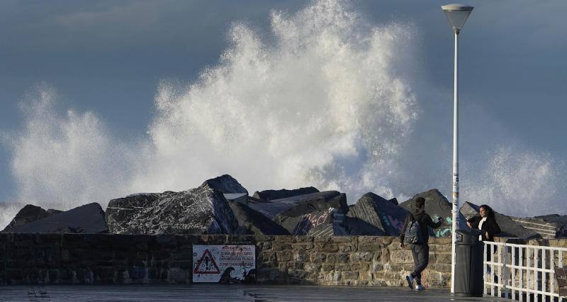 Espectáculo de olas en Donostia