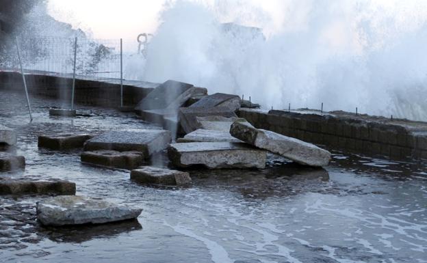 El oleaje castiga al Peine del Viento