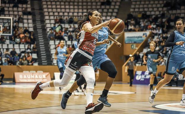 Joyce culmina la campanada en Fontajau