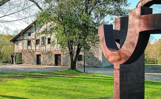 'Universo Chillida. Charla y café', con Nausica Sánchez en el Chillida-Leku