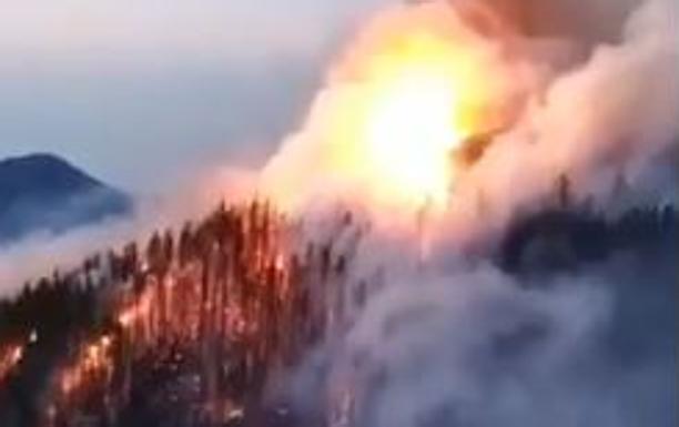 Los bomberos trabajan para extinguir sendos incendios forestales en Azkoitia y Elgoibar