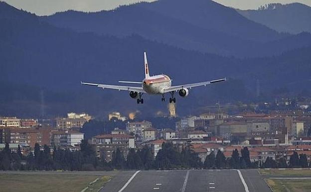 Las fuertes rachas de viento obligan a desviar tres vuelos que se dirigían al aeropuerto de Bilbao