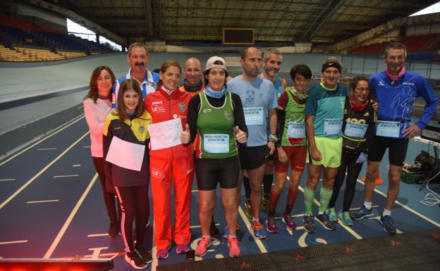 Los atletas completan con éxito la maratón en el Velodrómo