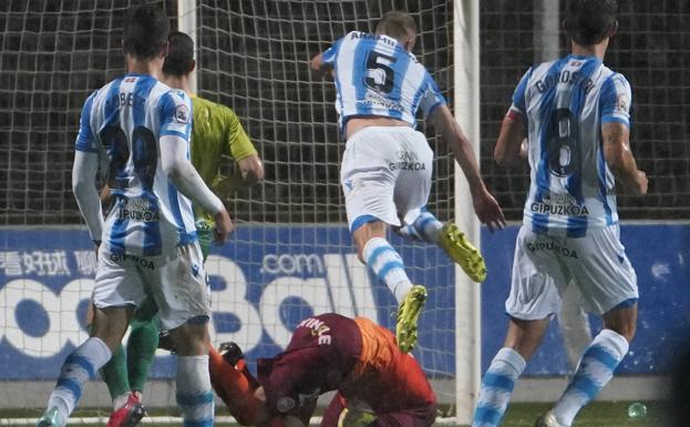 El Sanse perdona y acaba pidiendo la hora