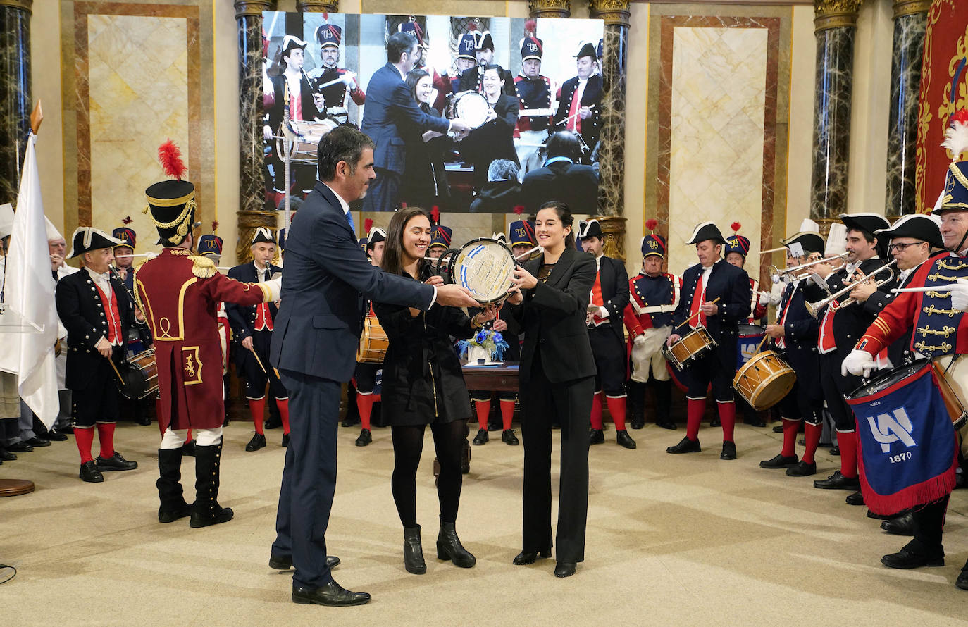 Entrega del Tambor de Oro a los equipos femeninos de fútbol y hockey de la Real Sociedad