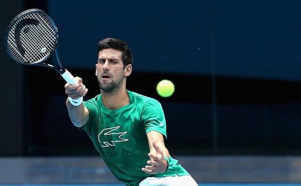 Djokovic, que cede un set, y Federer cumplen el trámite en una lluviosa jornada inicial