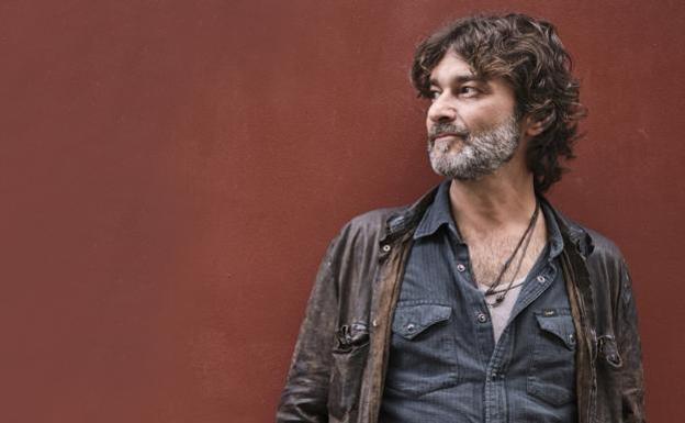 Quique González presenta hoy su disco creado con García Montero