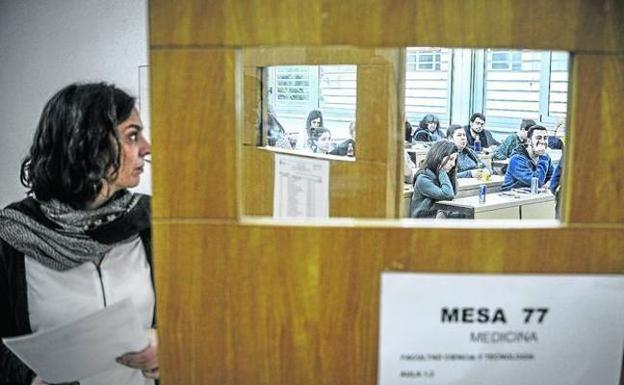 Alumnos afrontan con malestar la reducción de tiempo y preguntas del MIR