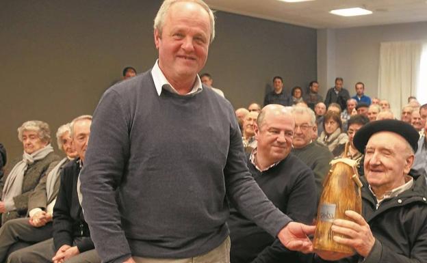 Homenaje baserritarra a Nikolas Segurola