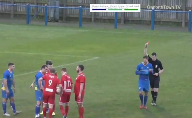 Un jugador ve tres tarjetas en una misma jugada: dos amarillas y una roja