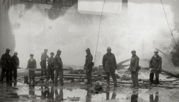 Bomberos en una imagen de 1925./RICARDO MARTÍN / FOTOCAR