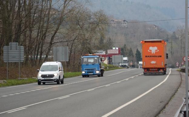 Sólo se podrá adelantar en un sentido en los tramos de tres carriles de la N-121-A