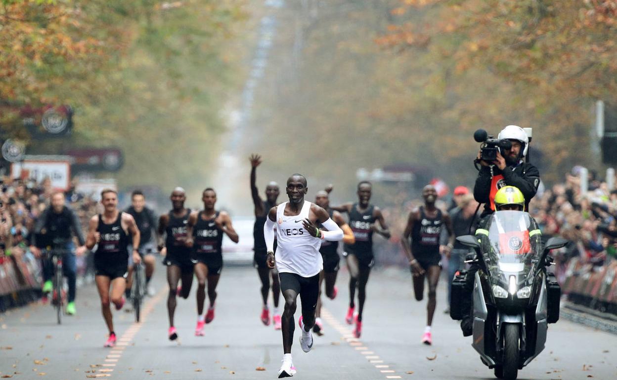 La Federación internacional prohíbe las zapatillas con las que Kipchoge  obtuvo el récord | El Diario Vasco