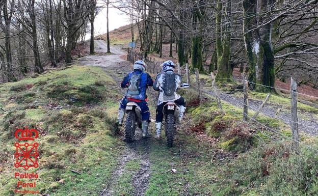 Denunciados dos vecinos de Irun por circular en moto fuera de pista cerca de la reserva forestal de Artikutza