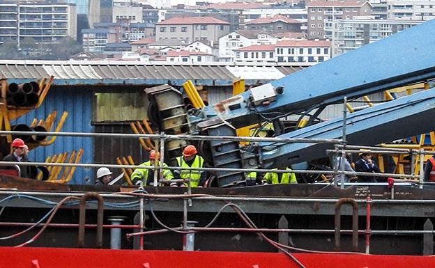 Un trabajador de 60 años fallece en el Puerto de Bilbao al desplomarse la 'mega grúa' que manejaba